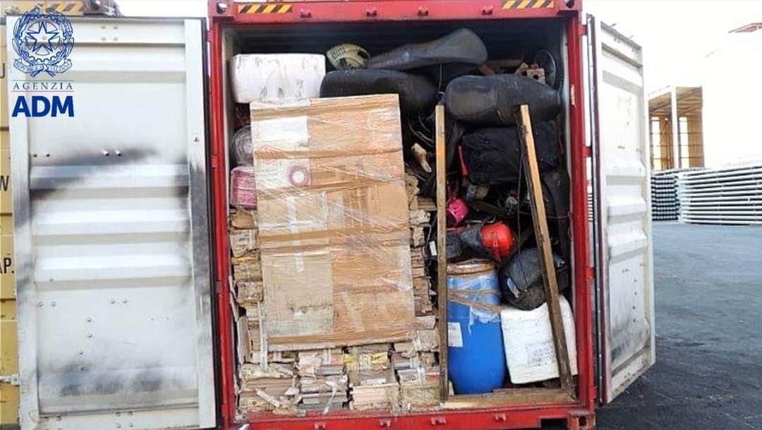 Dogane merce container (2)