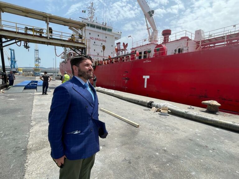 Musolino – scarico nave bitumiera a Civitavecchia