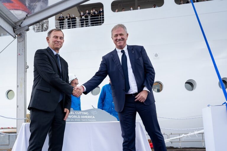 MSC World America taglio della lamiera – Pierfrancesco Vago (MSC Crociere) – Laurent Castaing (Chantiers de l’Atlantique)