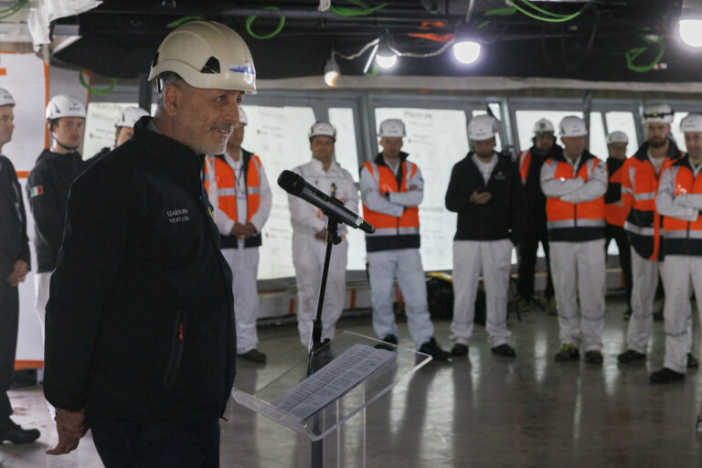 Seabourn Pursuit – T.Mariotti coin ceremony (3)