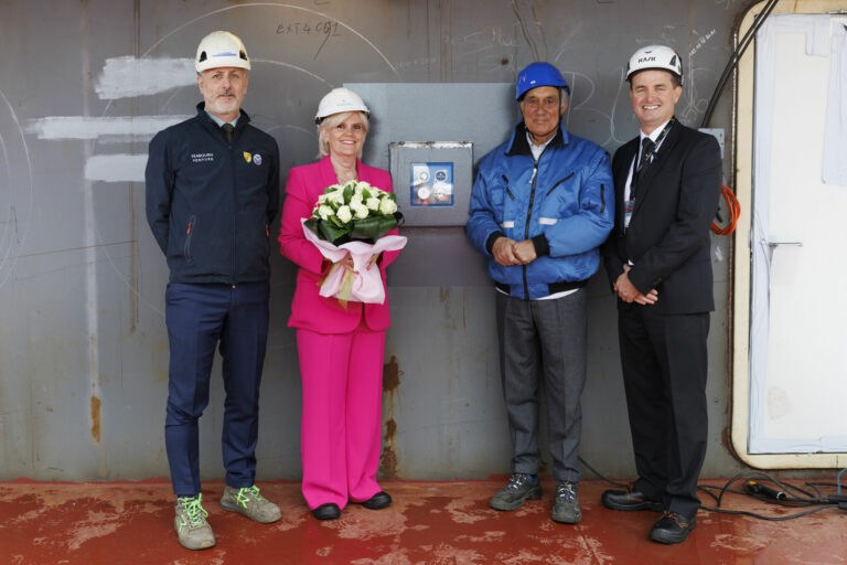 Seabourn Pursuit – T.Mariotti coin ceremony (4)