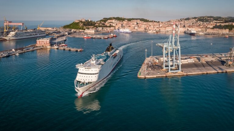 Anek Lines traghetto – porto Ancona veduta aerea