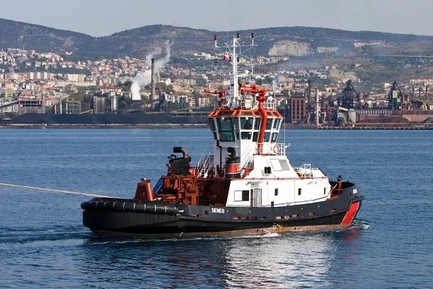 Deneb rimorchiatore a Trieste (Ocean)