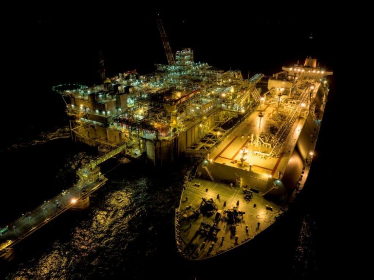 Adriatic LNG terminal_foto notturna – rigassificatore offshore Rovigo