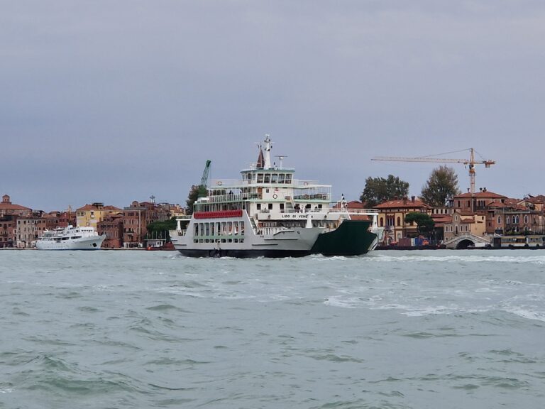 ACTV Venezia battello traghetto