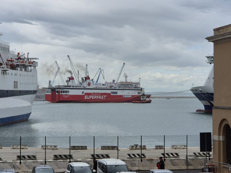 Superfast traghetto – Ancona – rimorchiatore (2)