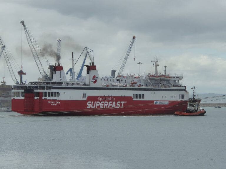 Superfast traghetto – Ancona – rimorchiatore