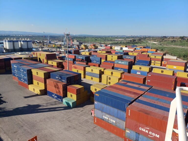 Container nel porto di Augusta