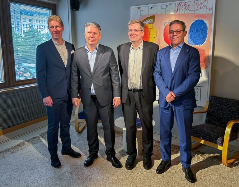 (Dalla sinistra) Petrus Blomqvist, Partner di Vaaka; Lauri Haavisto, CEO di Foreship; Markus Aarnio, Chief Naval Architect di Foreship; Carlo Luzzatto, CEO e DG di RINA