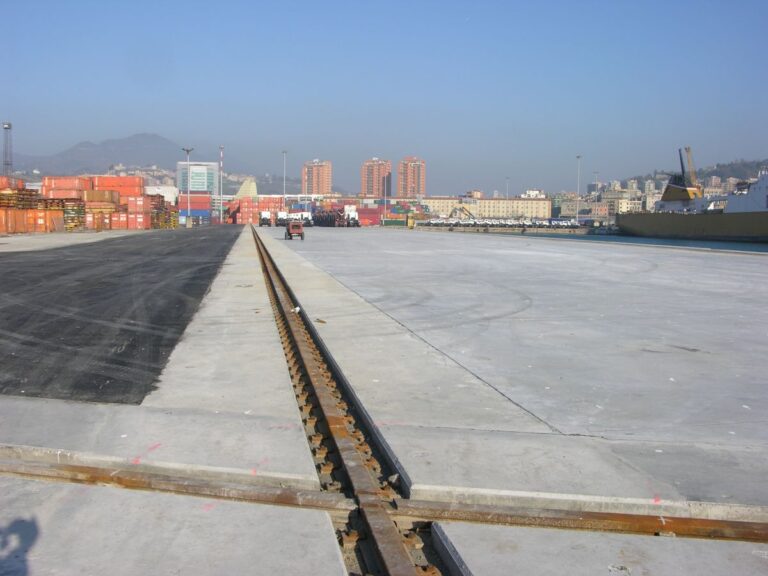 Valente porto Genova – binari incrocio