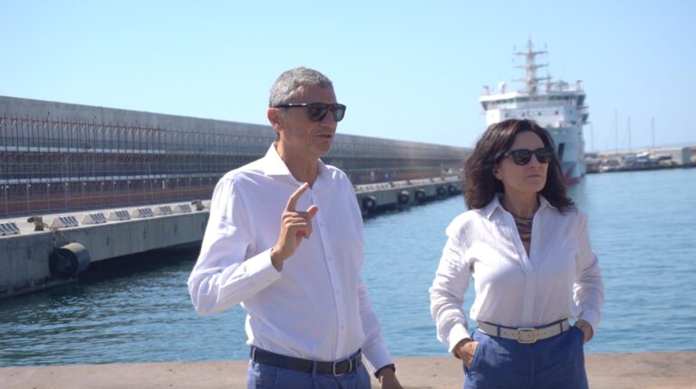 Francesco Di Sarcina e Raffaella Del Prete durante un sopralluogo sulla banchina 25