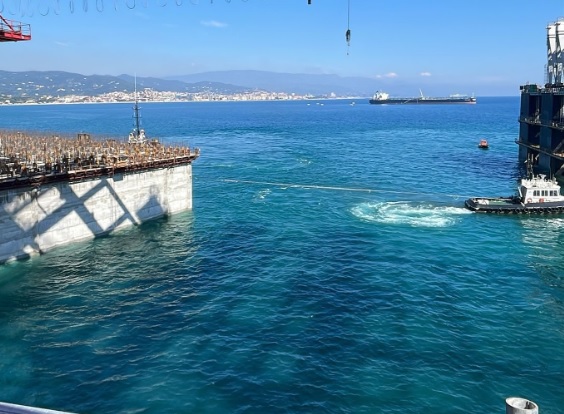 Cassone diga Genova rimorchiato da Vado Ligure