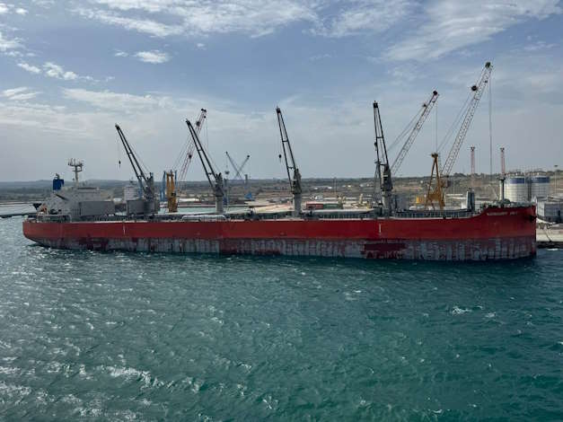 Ad-Augusta-57mila-tonnellate-di-merci-sbarcate-da-ununica-nave-record-per-il-porto-commerciale