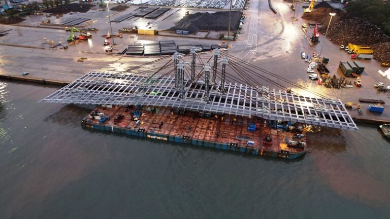 Cimolai imbarco su barge ponte Anne de Bretagne realizzato da Cimolai a Monfalcone