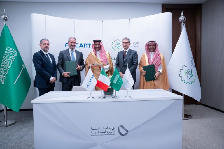 Da sx a dx On. Valentino Valentini, AD Pierroberto Folgiero, H.E. Ministro Bandar bin Ibrahim Al-Khorayef, Amb. Carlo Baldocci, Eng. Saleh Al-Solami