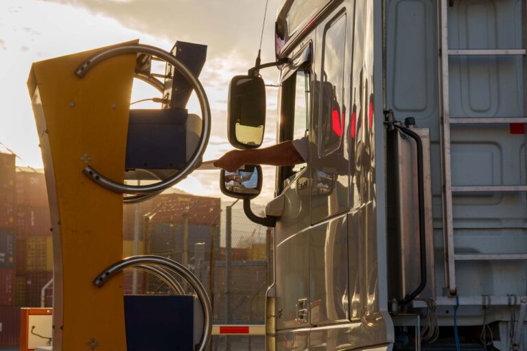 un autotrasportatore mentre utilizza il totem di accesso (002)