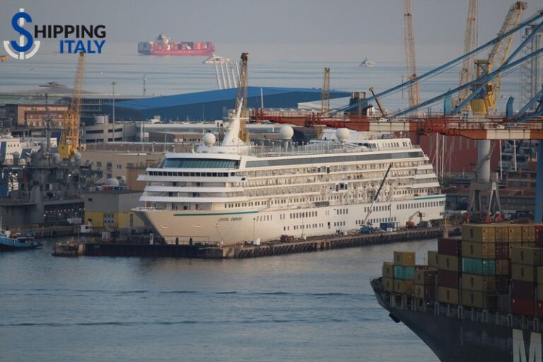 Crystal Symphony (Crystal Cruises) in bacino di carenaggio a Genova 2445