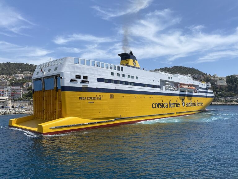 Un Traghetto Venduto E Uno Acquistato Da Corsica Ferries Shipping Italy