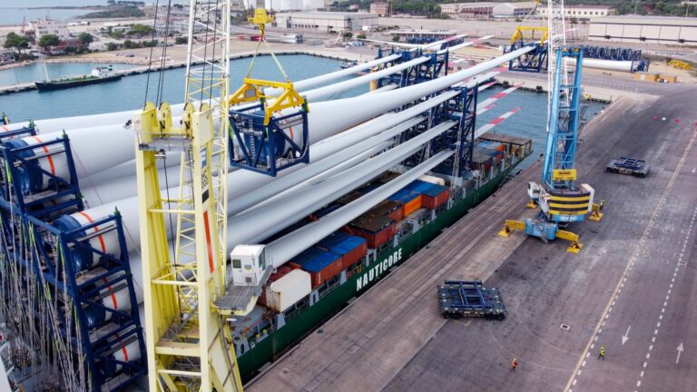 Vestas – imbarco pale eoliche offshore – Taranto – Piattaforma logistica (1)