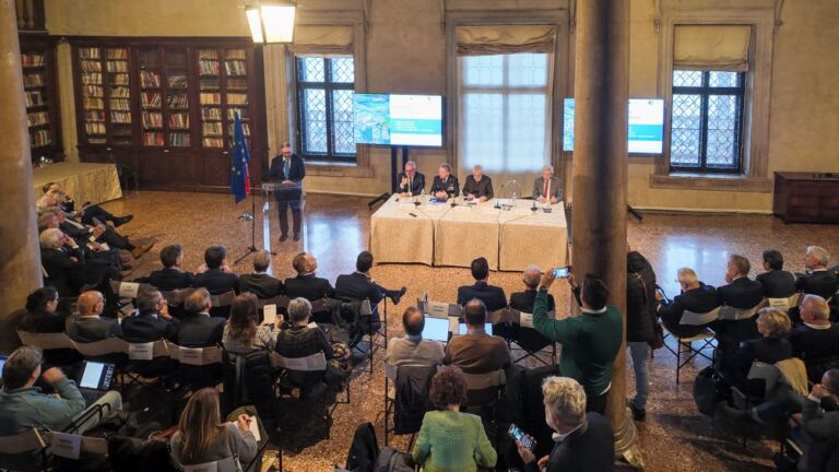 Il Presidente Mattero Gasparato illustra la relazione.