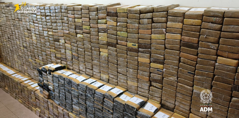 Dogana – Guardia di Finanza- sequestro droga ocaina (2)