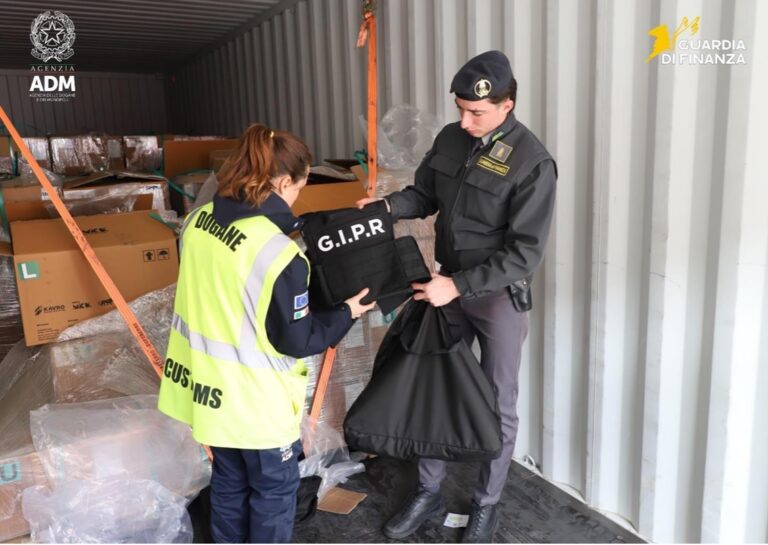Dogane – Guardia di Finanza sequestro armamenti