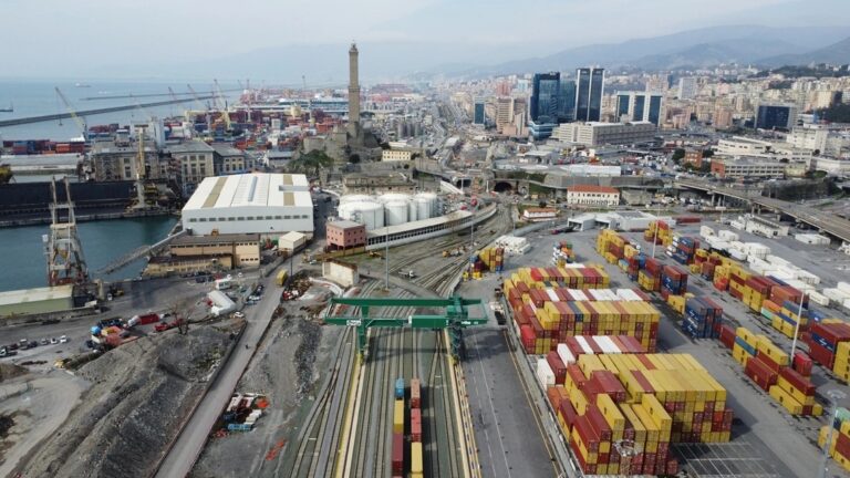 Genova San Benigno – Tunnel subportuale – galleria – ferrovia – treni – Sampierdarena . Lanterna