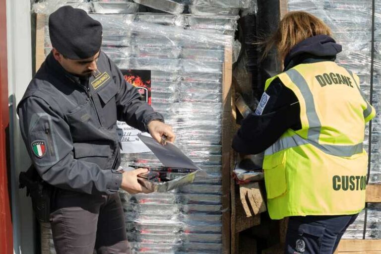 Sequestro sigarette contrabb Genova Adm Finanza —