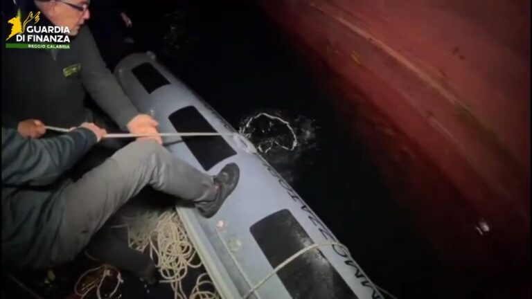 Guardia di Finanza recupero droga da nave a Gioa Tauro
