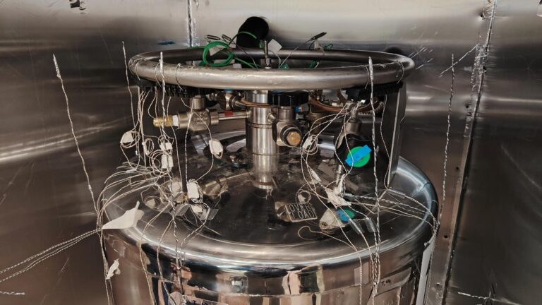 Serbatoio criogenico in camera di prova