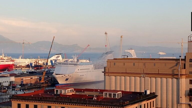 Gnv Phoenix incendio Napoli