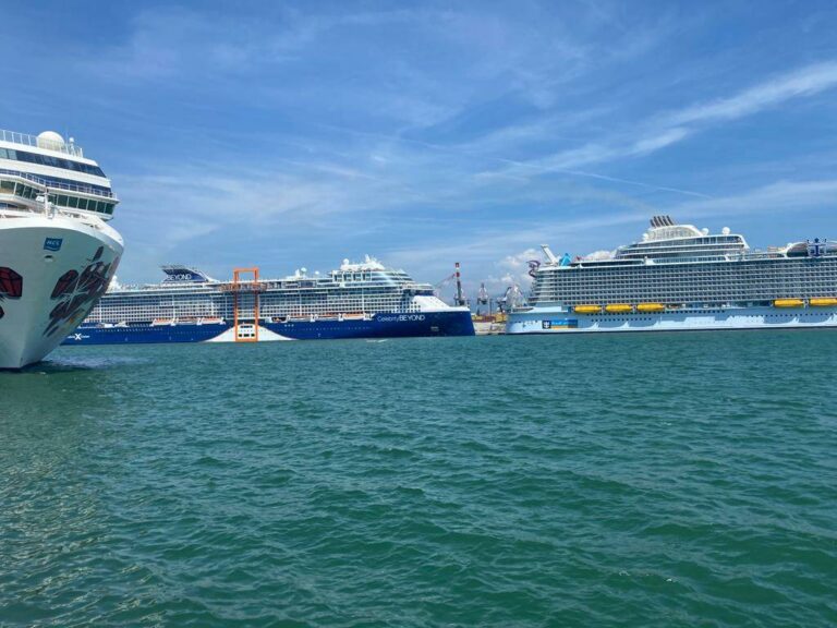 tre-navi-da-crociera-wonder-of-the-seas-celebrity-beyond-e-norvegian-gem