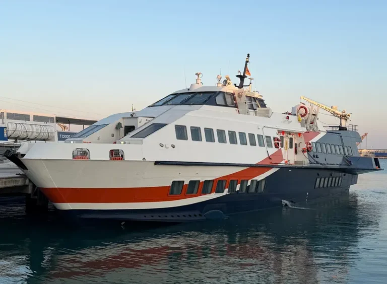 6a4375d852c6cbd76b34adb7_Christine-L-bateau-corse