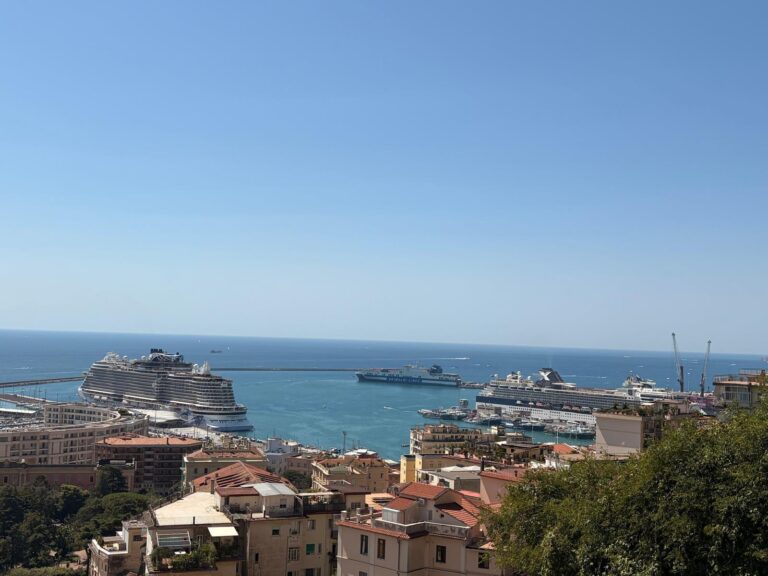 Molo Manfredi due navi da crociera
